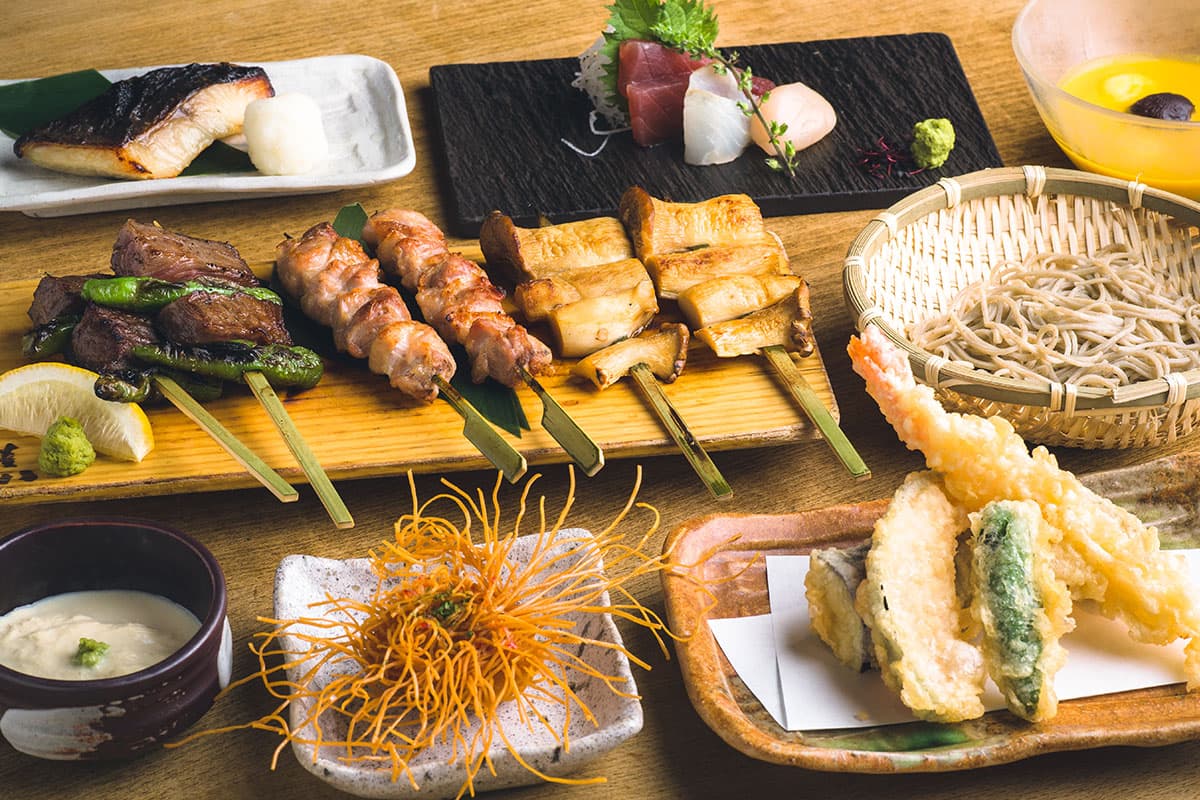 Gonpachi Nishiazabu — 매일 돌로 빻아 만드는 수타 소바, 숯불 꼬치, 텐푸라