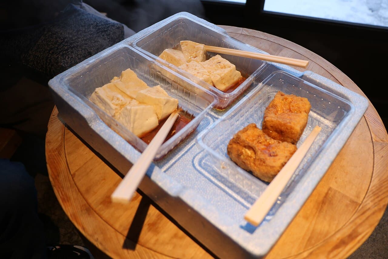 두부는 비건일까? 그렇다 — 다만 주변의 다시(육수), 가쓰오부시, 돼지고기를 조심하세요
